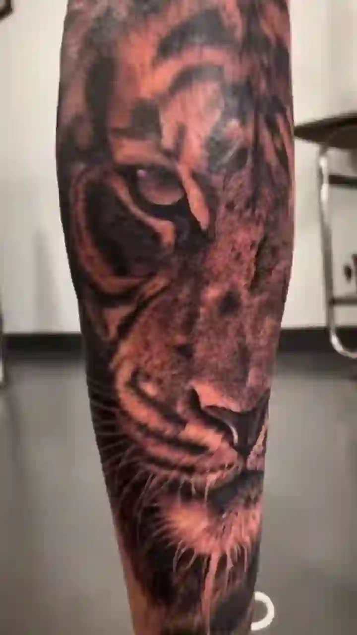 Tatuaje de rostro de tigre realista