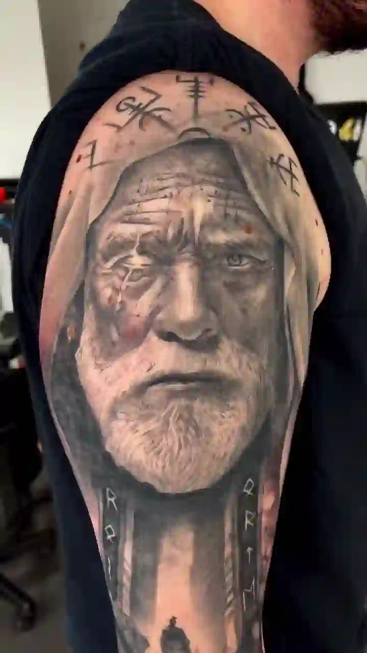 Tatuaje de rostro masculino