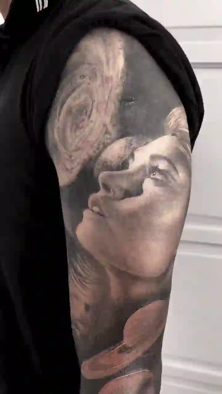Tatuaje de rostro femenino y galaxia