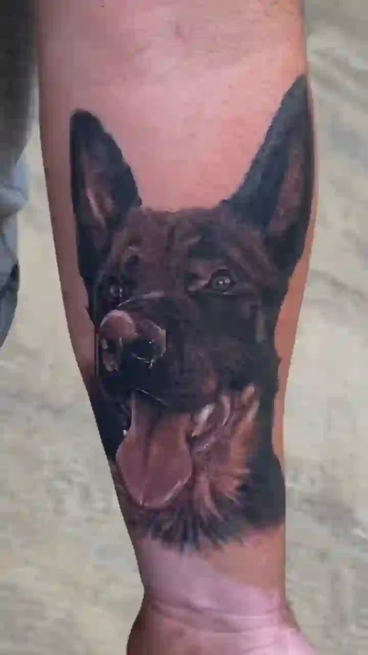 Tatuaje de perro negro