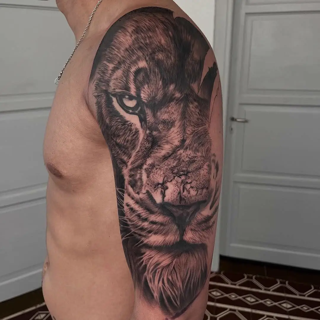Tatuaje de rostro de leon realista