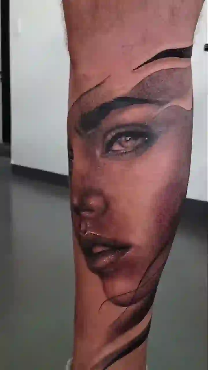 Tatuaje de rostro femenino